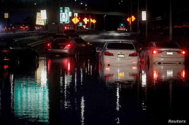 Los coches abandonados en una carretera inundada en Queens, Nueva York, el 1 de septiembre de 2021. | Foto: Reuters / VOA.