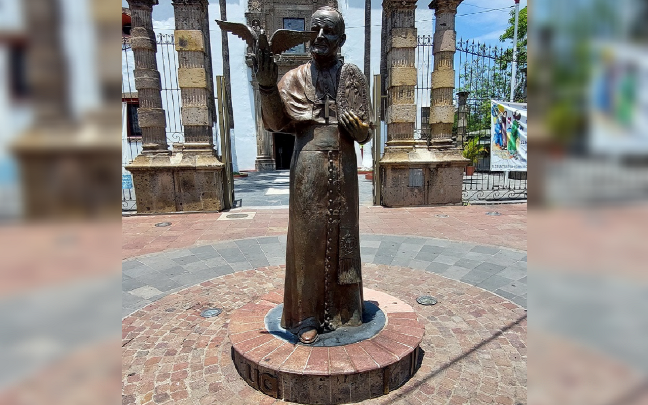 Así lucía la estatua de San Juan Pablo II antes del incidente. | Foto: Gobierno de Tlaquepaque.