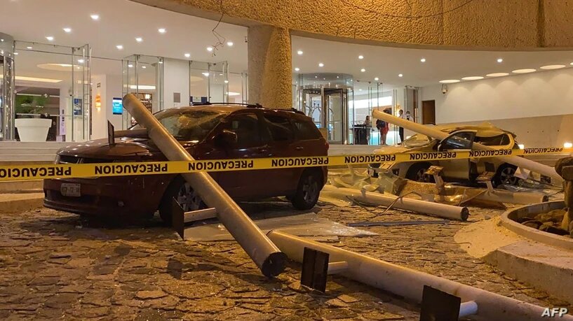 Autos se encuentran dañados afuera de un hotel después del temblor en Acapulco, estado de Guerrero, México el 7 de septiembre de 2021. | Foto: AFP / VOA