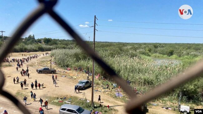 Tanto Texas como el gobierno federal están tomando diferentes medidas para atender la situación de miles de migrantes varados en la frontera con México. | Foto: César Contreras / VOA.