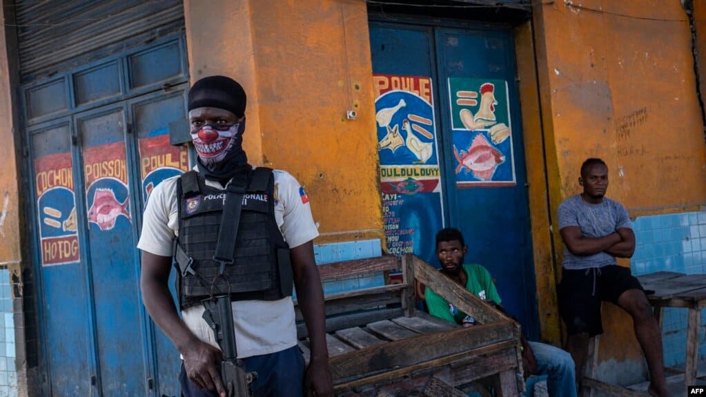 Un oficial de la Policía Nacional de Haití monta guardia en Puerto Príncipe, Haití. | Foto: VOA/AFP.
