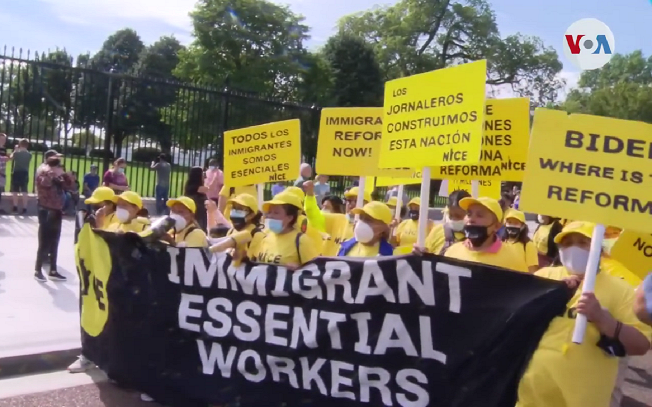Este jueves, diversas organizaciones pro inmigrantes se reunieron a las afueras de la Casa Blanca para exigir una reforma migratoria. | Foto: Voz de América.
