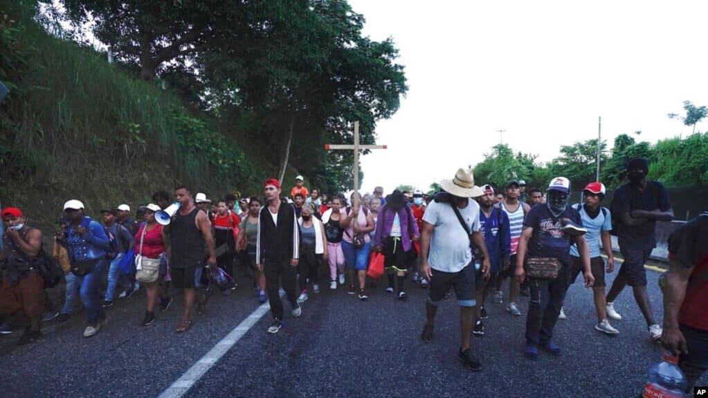 Migrantes avanzan en caravana por el estado de Chiapas el 25 de octubre de 2021. | Foto: VOA/AP.