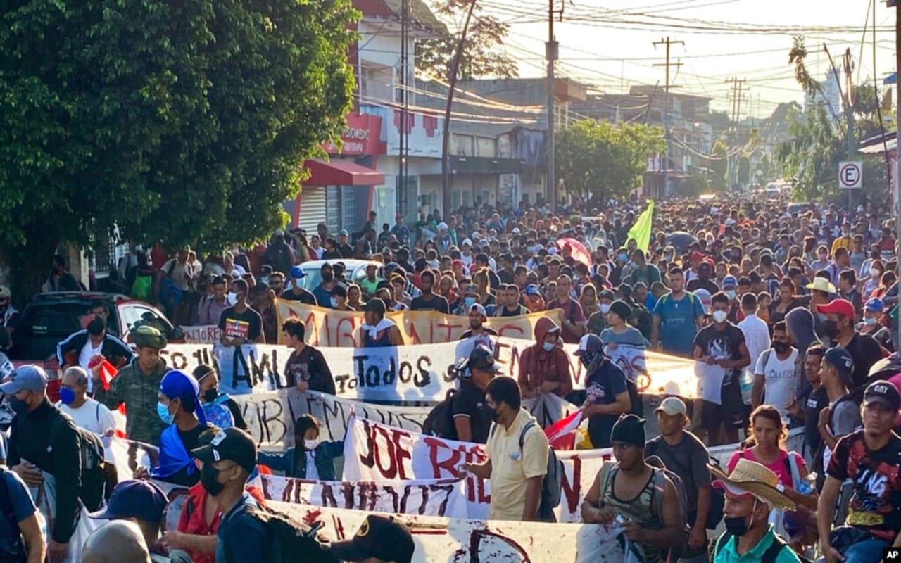 Caravana de migrantes continúa camino en Chiapas rumbo a la CDMX. | Foto: VOA / AP.
