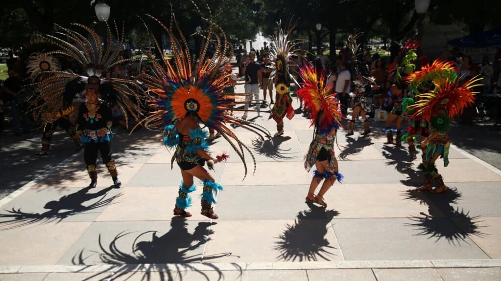 Miembros de Danza Azteca Guadalupana bailan para conmemorar el Día de los Pueblos Indígenas, en Austin, Texas el 9 de octubre de 2021. | Foto: VOA/Reuters.