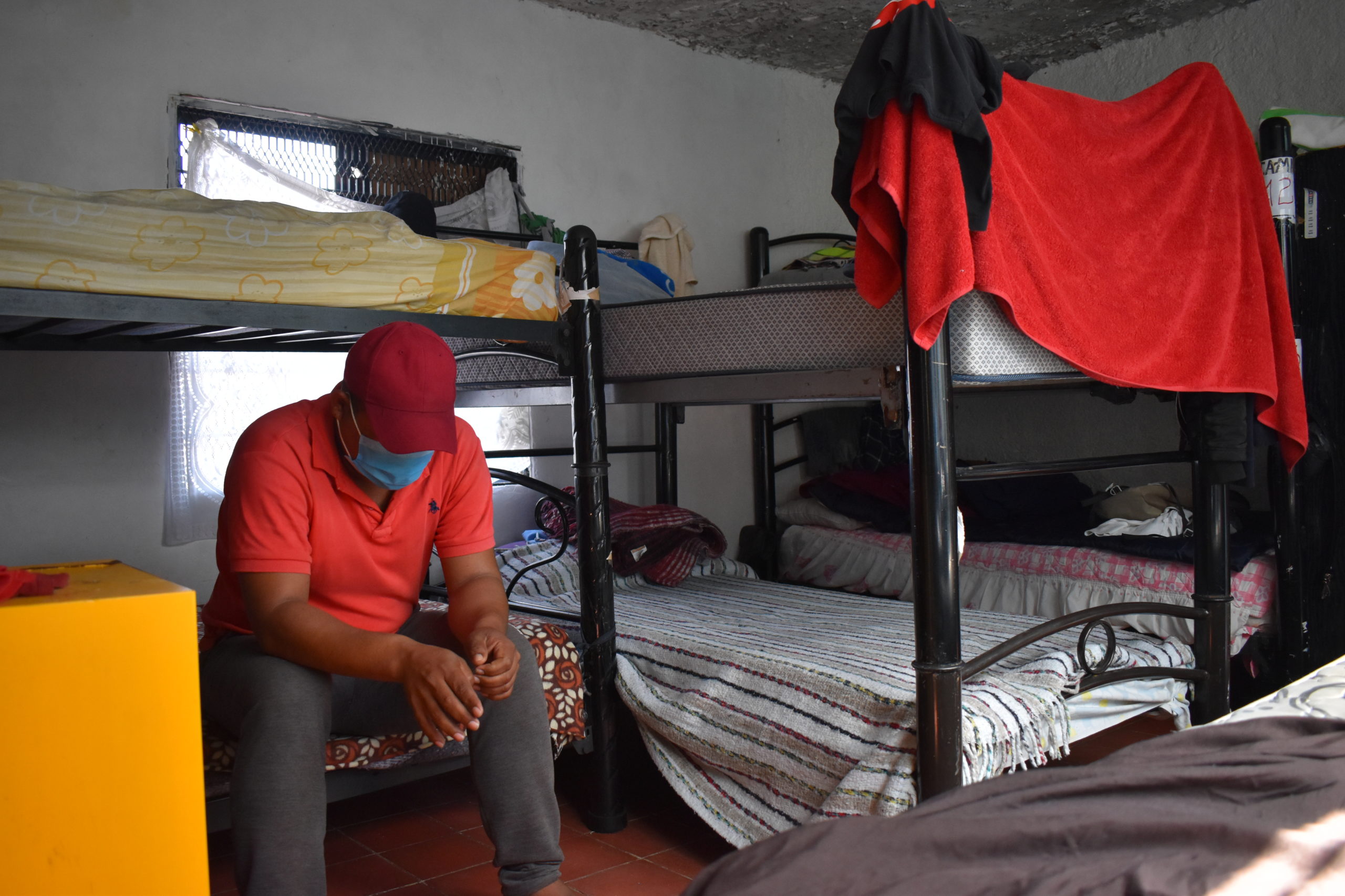 Las habitaciones de Casa Tochán han estado al límite de su capacidad durante las últimas semanas. Debido a las restricciones por la pandemia, los habitantes tienen que portar cubrebocas casi en todo momento. | Foto: Emilio Almaraz / Conexión Migrante.