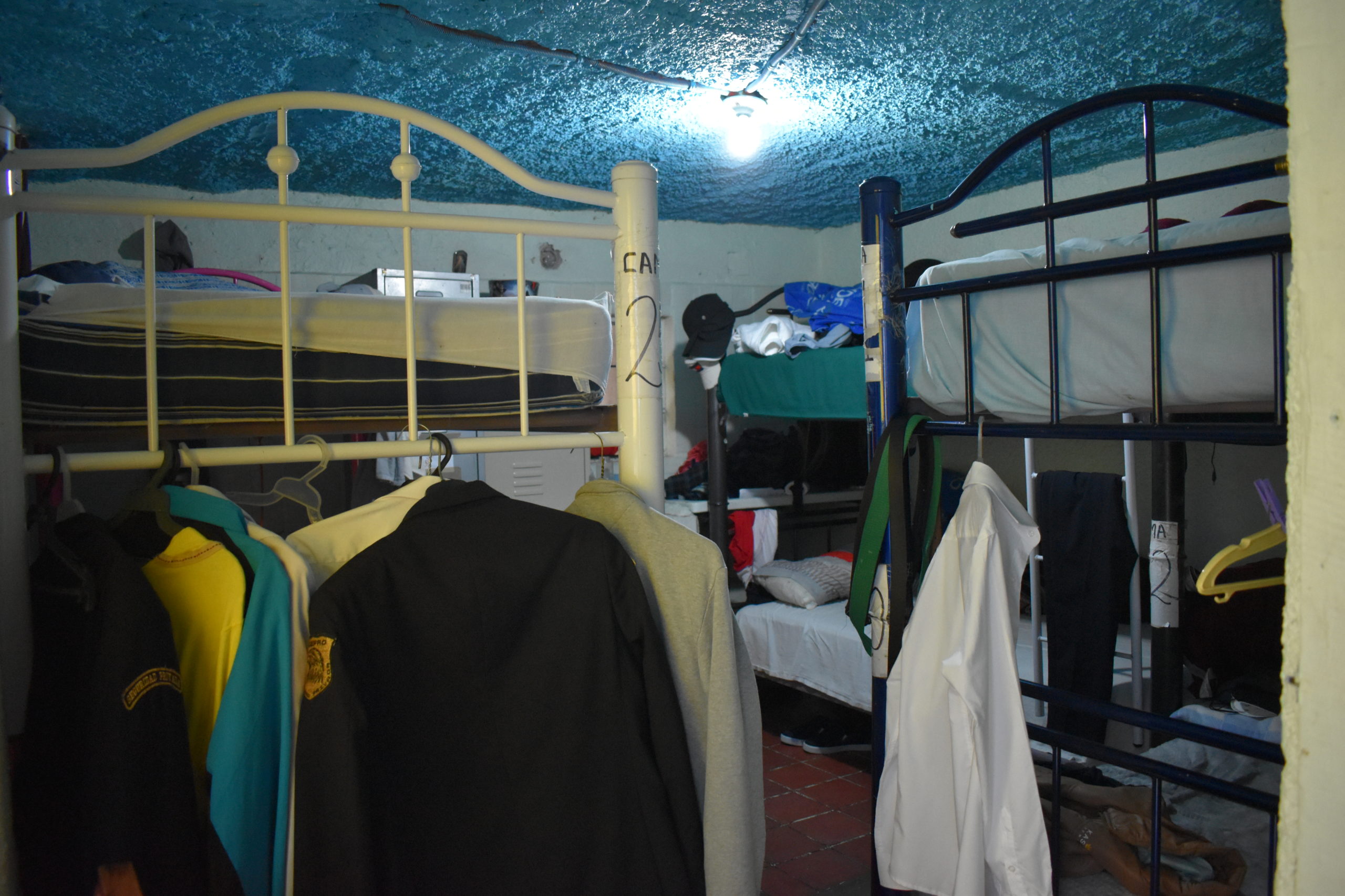 Las habitaciones en Casa Tochán son espacios reducidos donde a veces se ponen colchonetas para recibir a más personas. | Foto: Emilio Almaraz / Conexión Migrante.