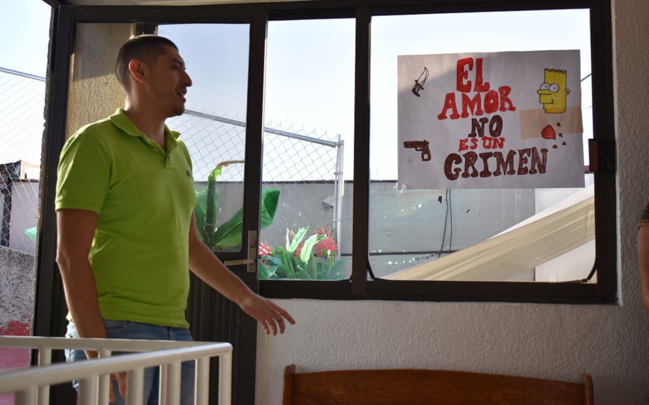 Francisco Mendiola, coordinador de Hogar y Seguridad en Casa Frida. Este es uno de los ejes de trabajo del refugio para apoyar a quienes buscan apoyo, ya sean migrantes o no. | Foto: Emilio Almaraz / Conexión Migrante.