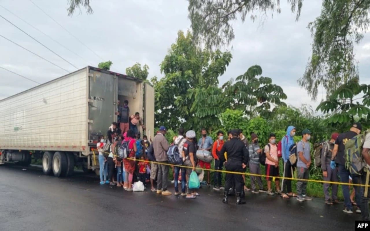 Encuentran a más de un centenar de inmigrantes haitianos abandonados dentro de un contenedor en Guatemala. | Foto: VOA / AFP.
