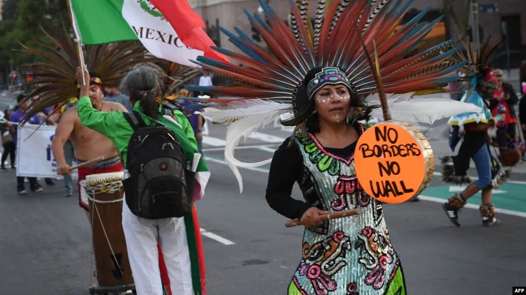 Activistas latinas marchan durante el Primero de Mayo en apoyo de los derechos de los trabajadores y la libertad de los inmigrantes en California. | Foto: VOA/AFP.