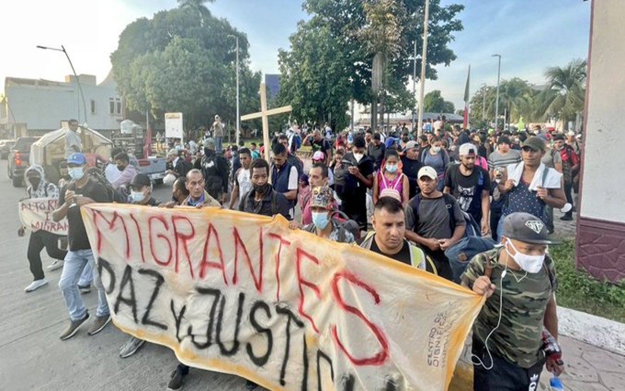 Migrantes inician caravana desde Tapachula, Chiapas rumbo a la Ciudad de México. | Foto: Twitter de Eunice Rendón.