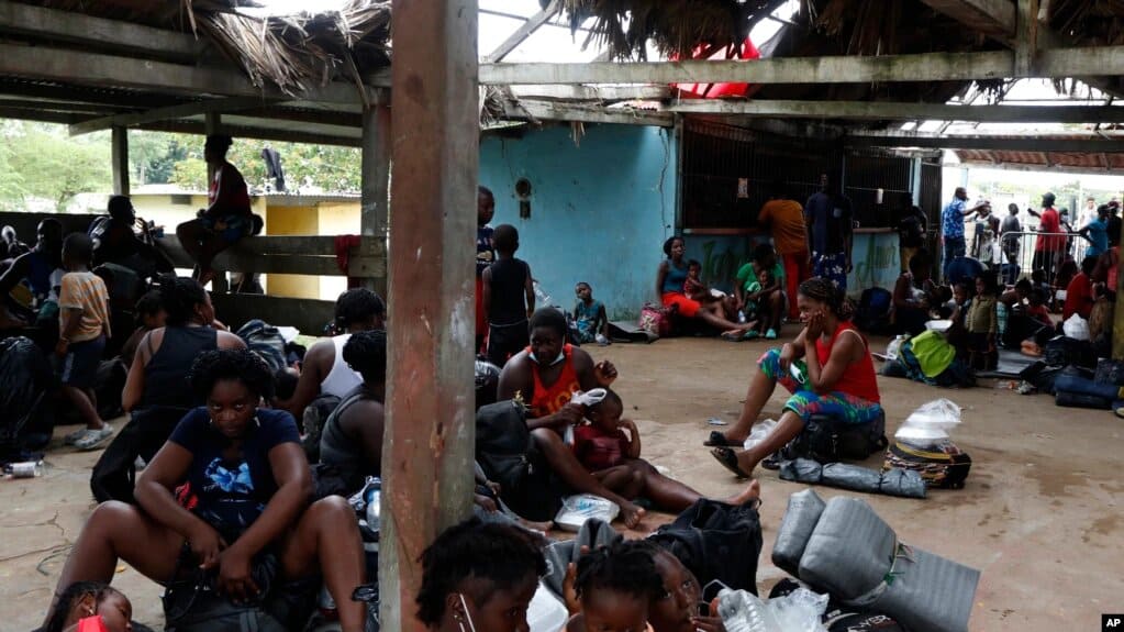 Mujeres migrantes descansan en un centro de recepción temporal en Darién, Panamá. | Foto: VOA/AP.