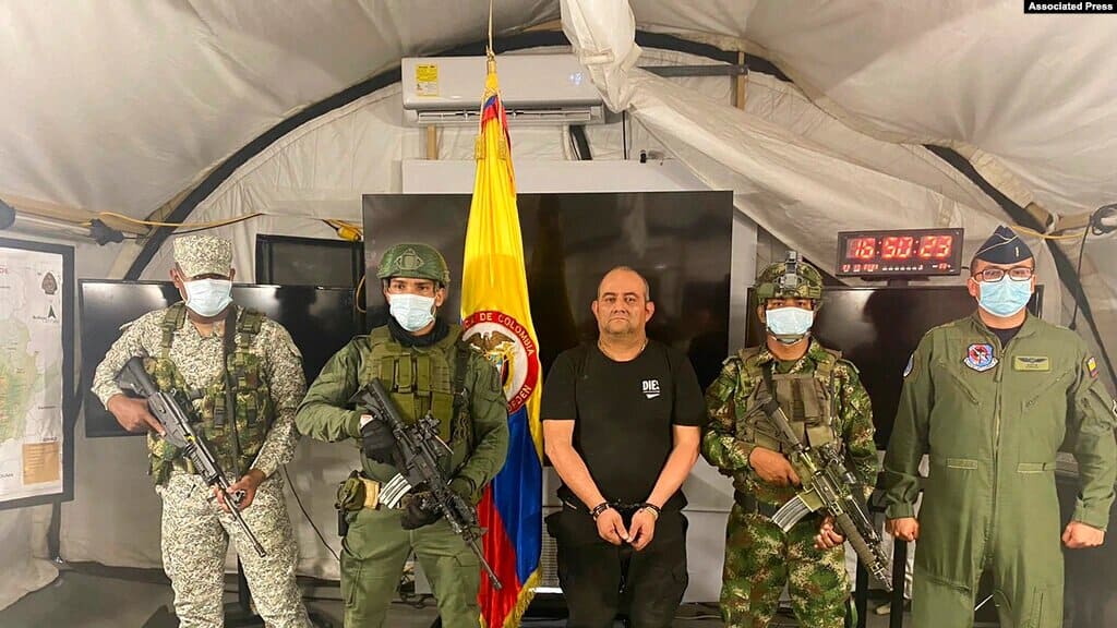 "Otoniel", líder narcotraficante de Colombia y del Cártel del Clan del Golfo, tras su captura en una base militar. | Foto: VOA / AP.