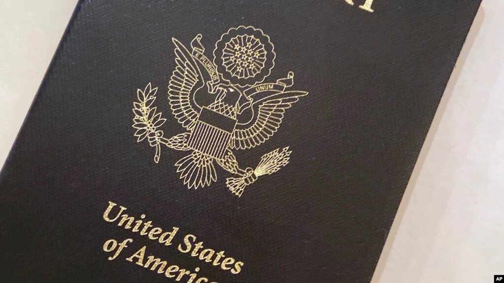 El pasaporte emitido por el Departamento de Estado se convirtió en el primero en Estados Unidos para personas con género "X". | Foto: VOA/AP.