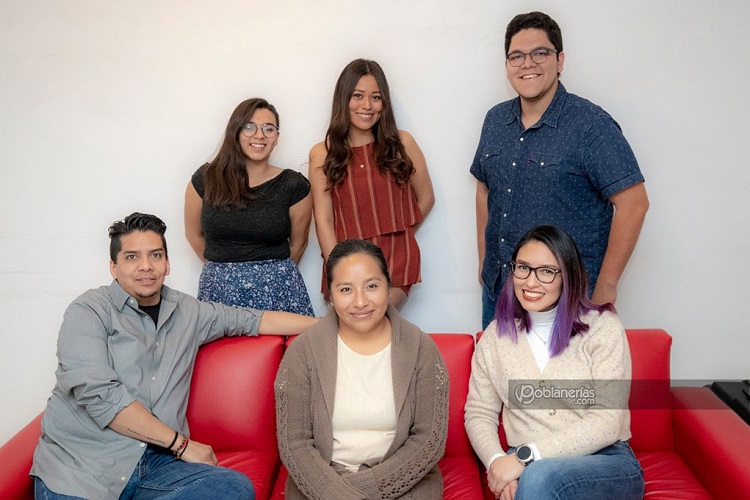 Ellos son quienes conforman Poblanerías actualmente. En la parte de arriba: Pamela Camacho, Karen Mojica, Rodrigo Peña. En la parte de abajo: Juan Carlos Sánchez, Maricruz Sánchez y Lizeth Flores. | Foto: Poblanerías.