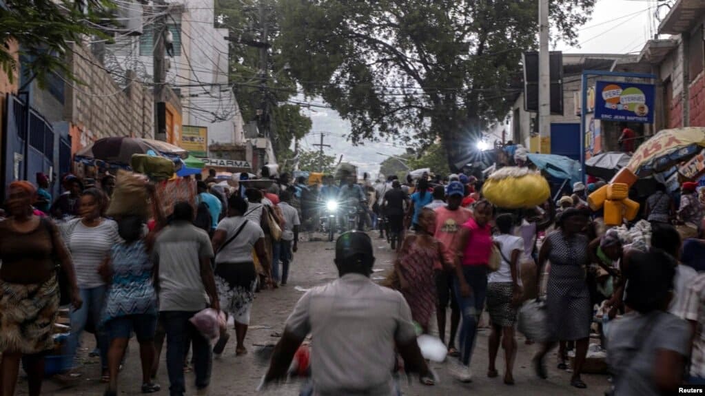 Personas transitando en una calle de Puerto Príncipe, Haití, en julio de 2021. | Foto: VOA/Reuters