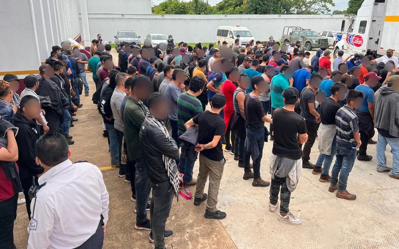 Rescatan a 334 inmigrantes hacinados en un tráiler en Veracruz. | Foto: Cortesía del Instituto Nacional de la Migración (INM).