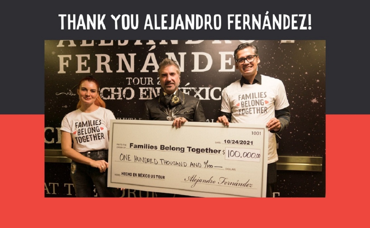 Alejandro Fernández durante la entrega de su donativo en un concierto en Los Ángeles. | Foto: Twitter @fams2gether