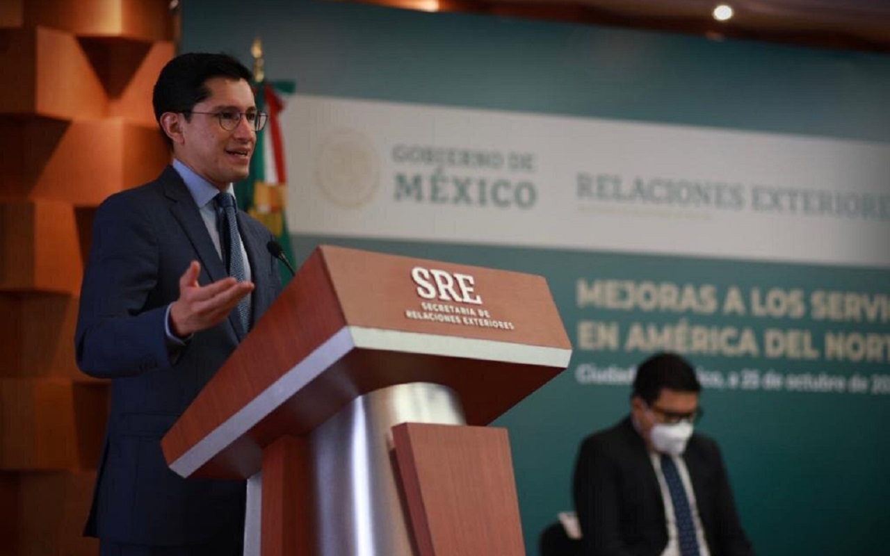 Roberto Velasco Álvarez, jefe de la Unidad para América del Norte de la SRE, durante el anuncio de los cambios en la red de consulados mexicanos en USA. | Foto: Twitter @r_velascoa