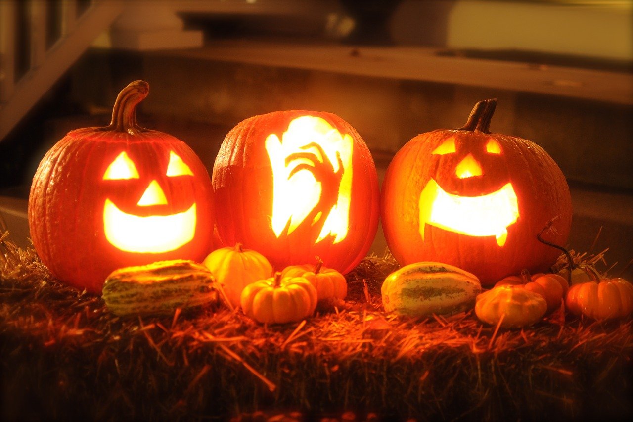 Las calabazas con las que adornamos en Halloween son similares a la lámpara de Jack. | Foto: Pixabay.