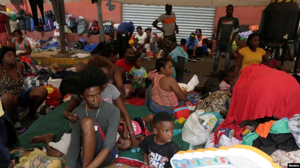 Decenas de migrantes haitianos esperan fuera de una casa de refugio en Monterrey, México, a que su solicitud de refugio sea procesada por la COMAR. | Foto: VOA/Reuters.