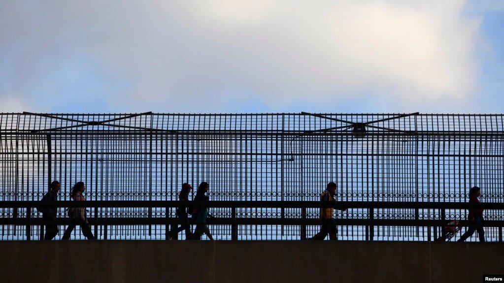Muchas personas han visto rechazadas sus solicitudes de asilo los últimos años. Sin embargo, esto podría cambiar ahora que los jueces podrán dedicar el tiempo necesario a cada caso. | Foto: Reuters / VOA.