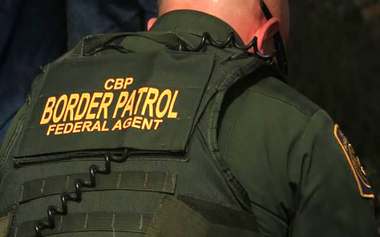 Agentes de la Patrulla Fronteriza arrestan a cuatro pandilleros MS-13. | Foto: Facebook oficial de CBP.