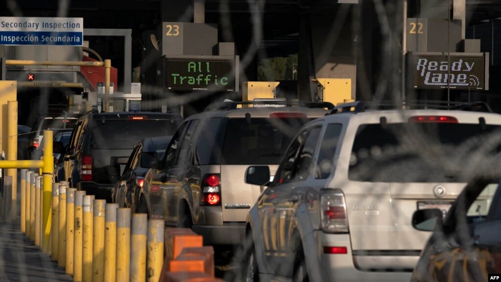 Autos hacen fila para cruzar la frontera entre Estados Unidos y México en Tijuana el 8 de noviembre. | Foto: VOA/AFP.
