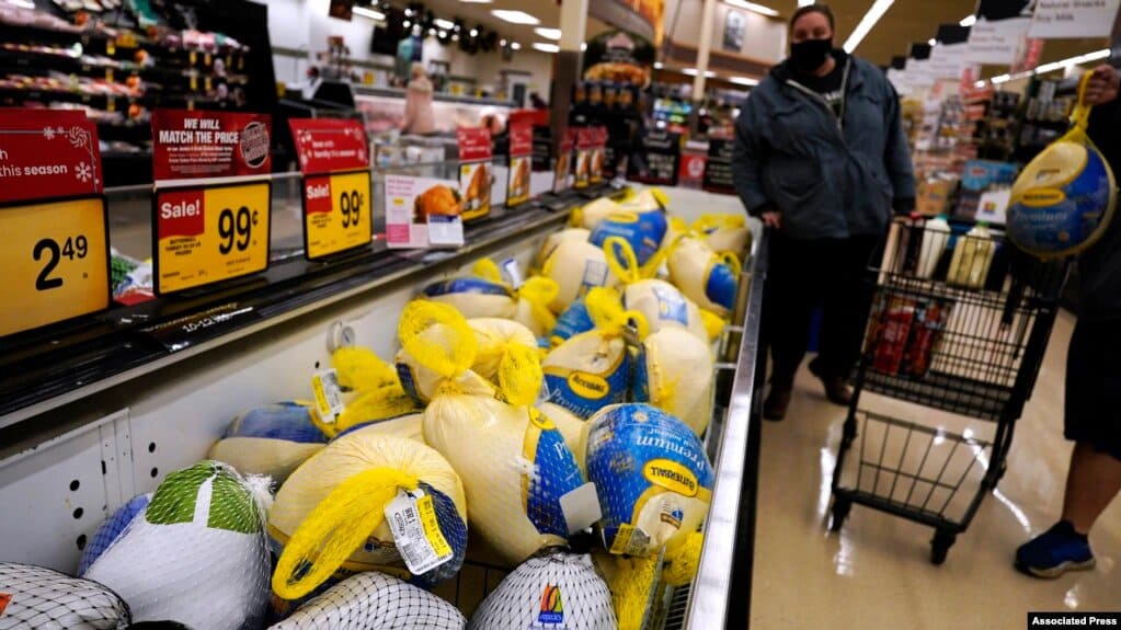Personas compran pavo para el Día de Acción de Gracias en un supermercado en Illinois el 17 de noviembre de 2021. | Foto: VOA/AP.
