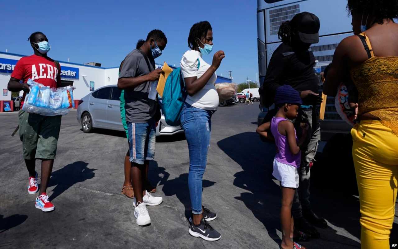 Bajan las detenciones de inmigrantes haitianos en la frontera USA-México. | Foto: VOA / AP.
