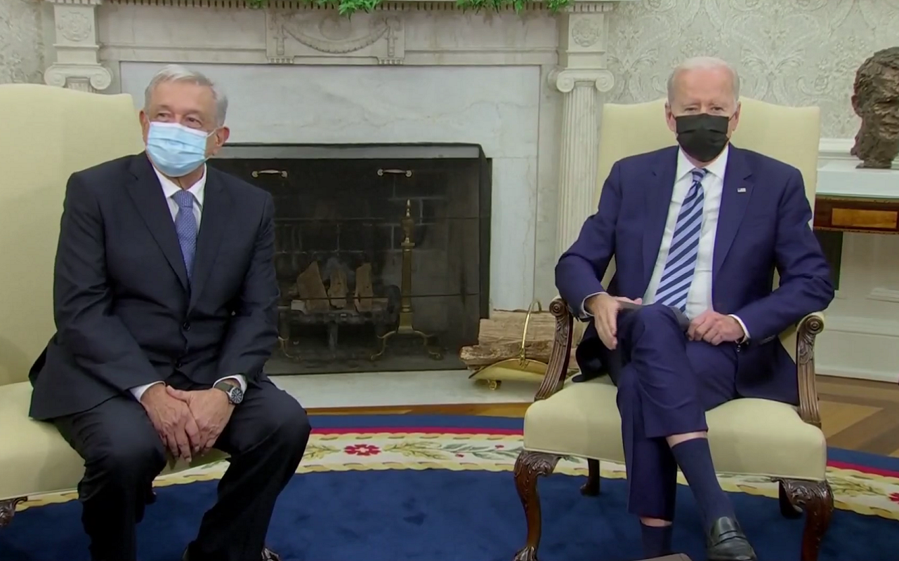 AMLO y Joe Biden durante una presentación con los medios de comunicación este 18 de noviembre en Washington DC. | Foto: Especial.