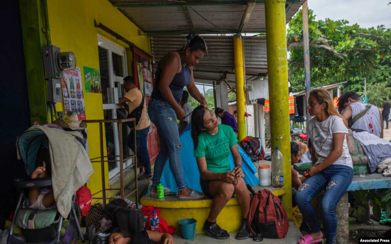 Caravana de migrantes descansa en Acayucan, Veracruz; van rumbo a CDMX. | Foto: VOA / Associated Press.
