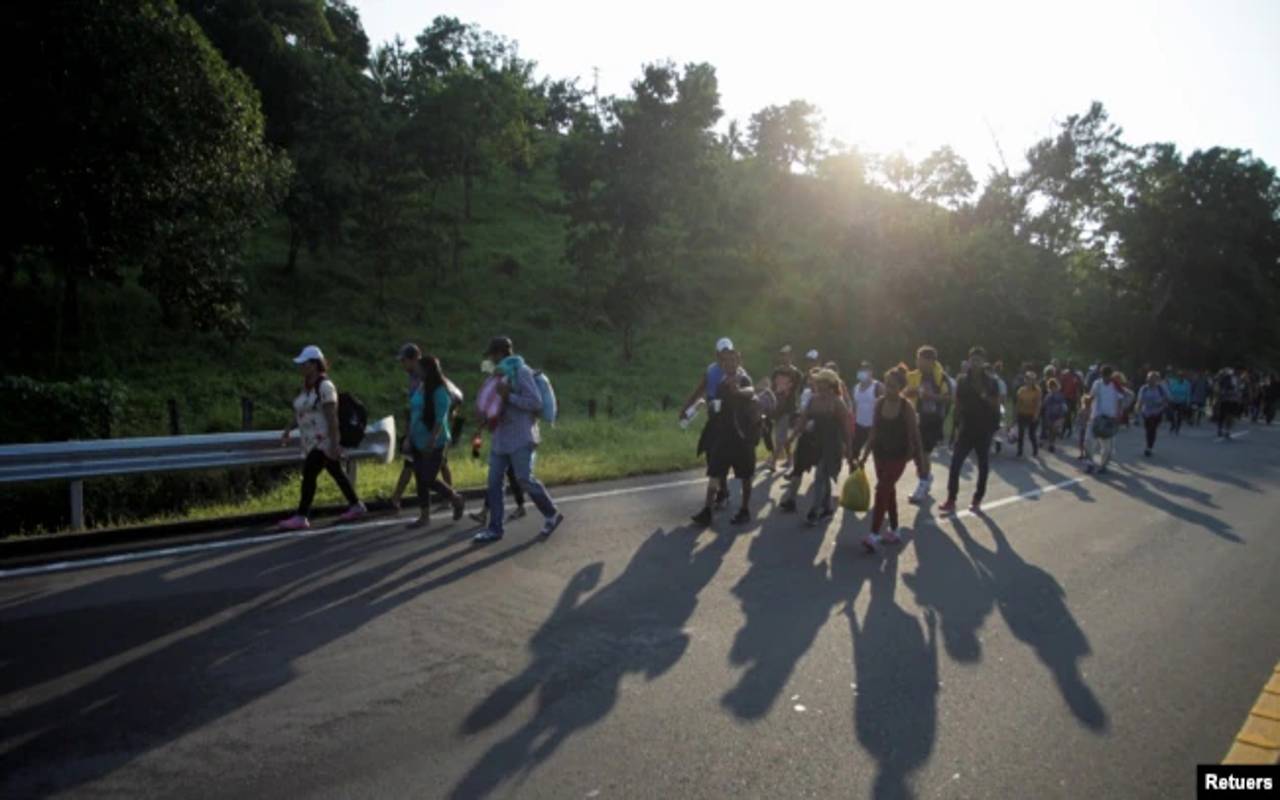 Caravana migrante evalúa cambiar de ruta por miedo a operativos. | Foto: VOA / Reuters.