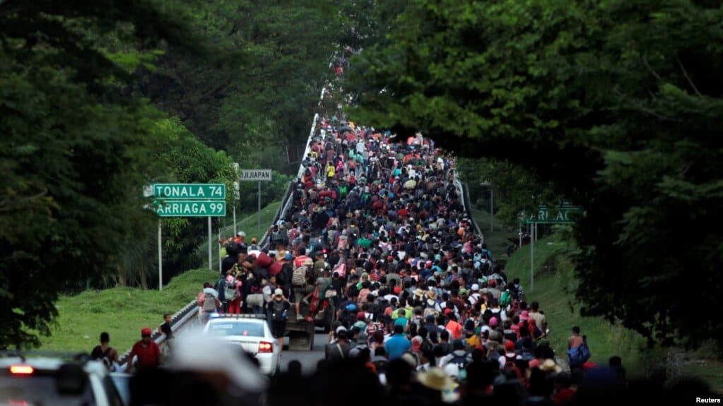 En Pijijiapan, Chiapas, migrantes marchan hacia la Ciudad de México. | Foto: VOA/Reuters.
