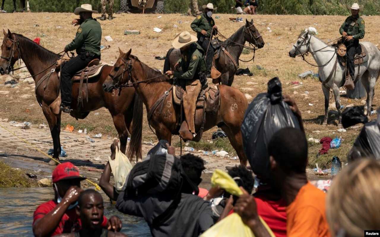 DHS avanza investigación contra agentes de Patrulla Fronteriza a caballo por ataque con inmigrantes. | Foto: VOA / Reuters.