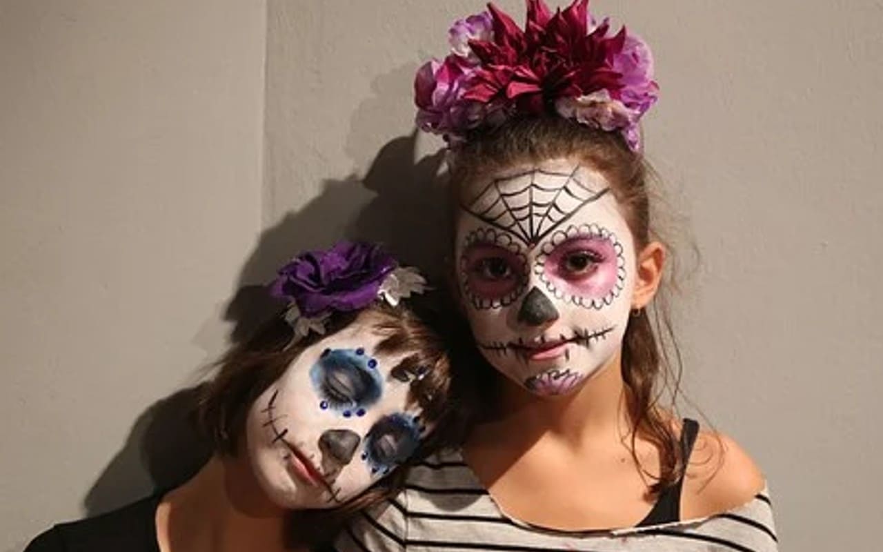 El paso a paso para hacer un maquillaje de catrina sencillo para Día de Muertos. | Foto: Pixabay.