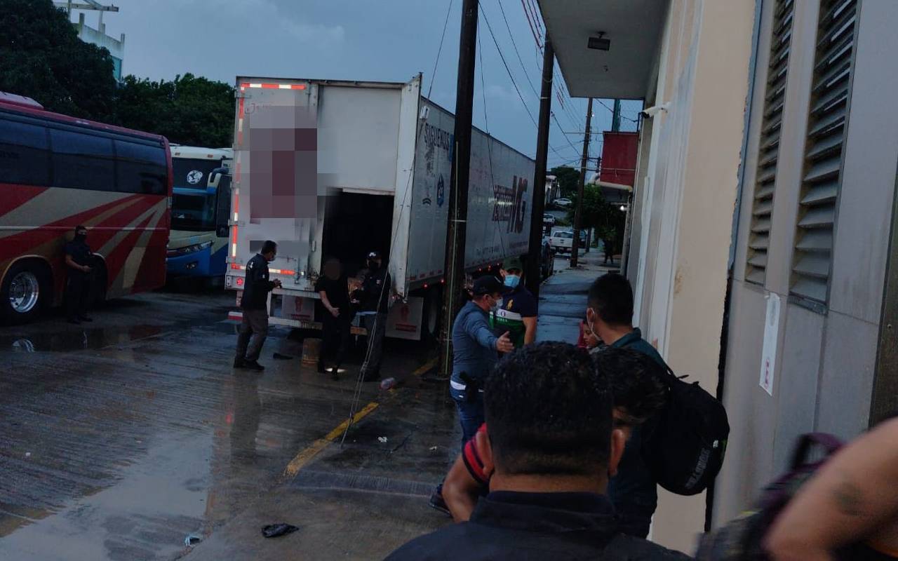 Encuentran a 600 migrantes hacinados en dos tráileres en Veracruz. | Foto: Cortesía del Instituto Nacional de Migración (INM).
