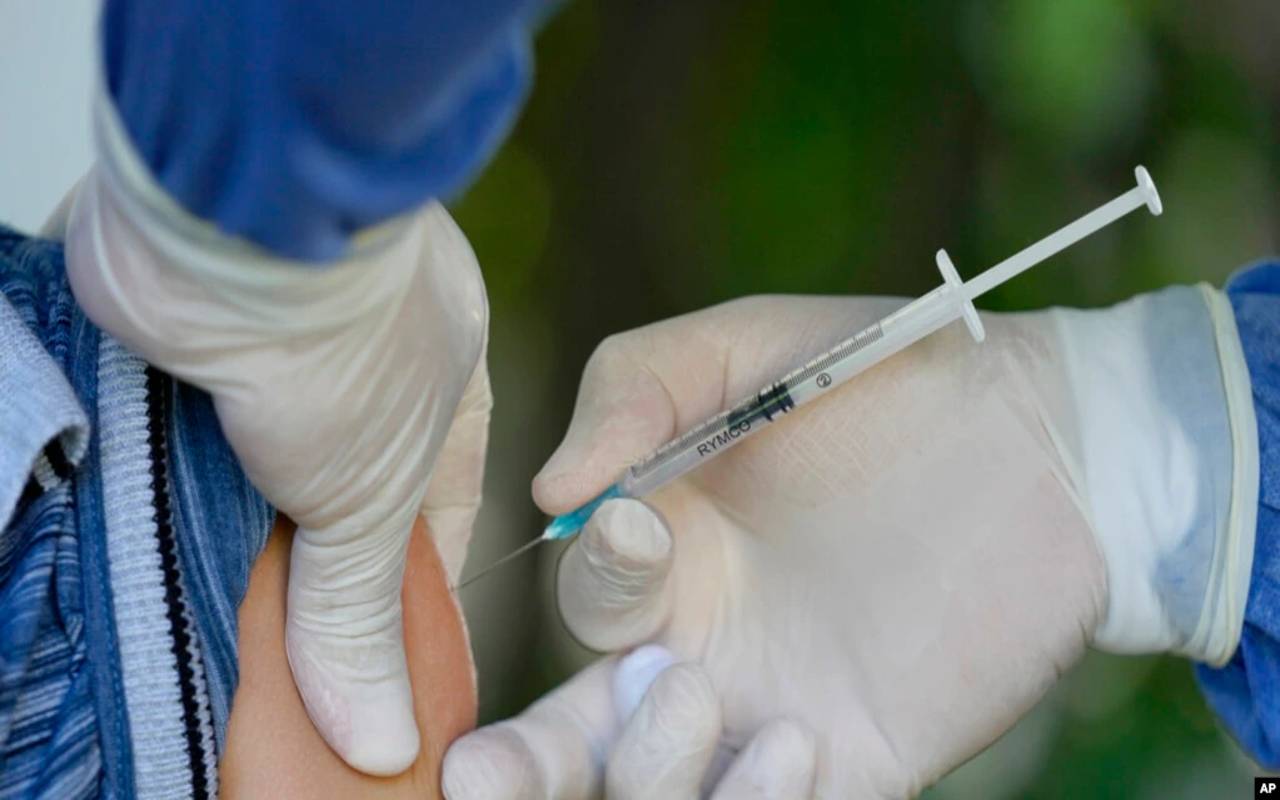 Entra en vigor vacunación completa para ingresar a espacios públicos en interiores en Los Ángeles. | Foto: VOA / AP.