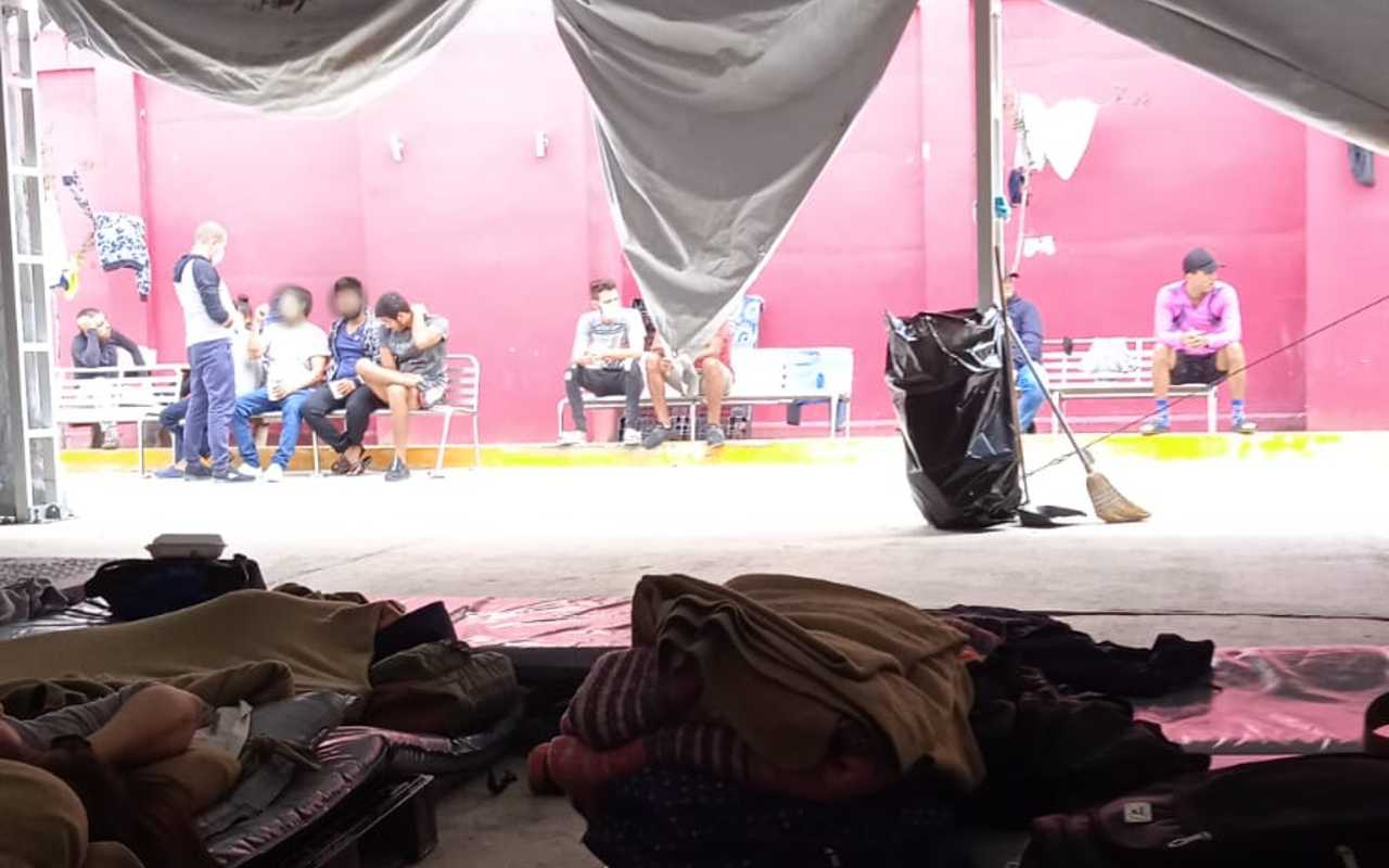 Después del motín del fin de semana en la Estación Migratoria Zozaya, los migrantes han tenido que dormir en el patio | Foto: Conexión Migrante