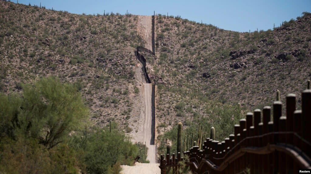 La frontera entre Arizona y México esta rodeada por uno de los desiertos más peligrosos. | Foto: VOA/Reuters.