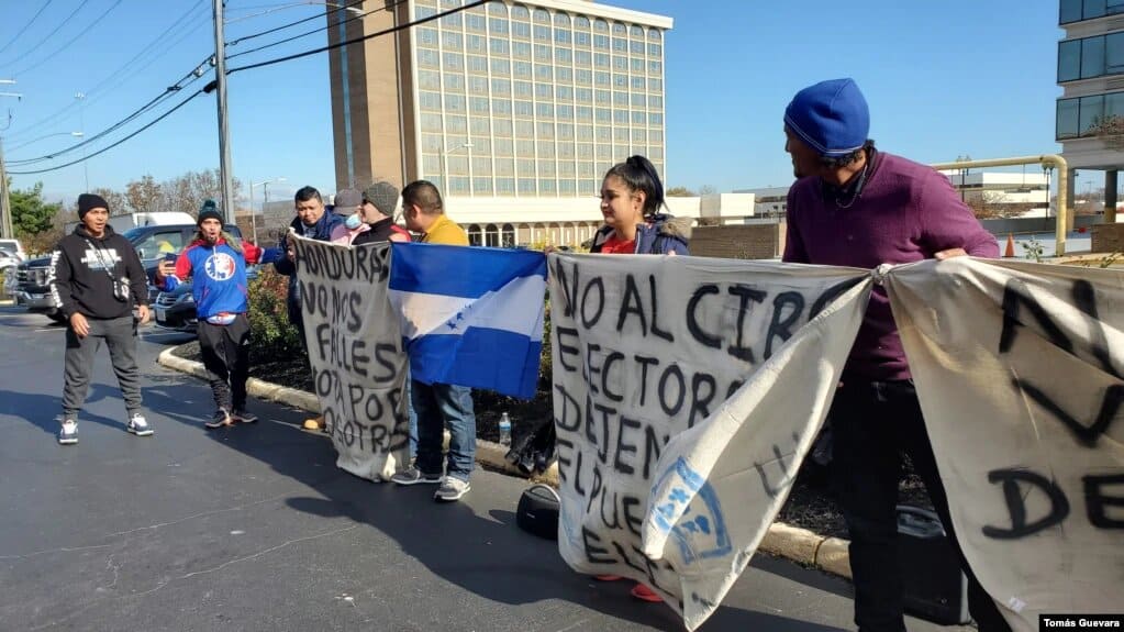 Hondureños protestan afuera del centro de votación del Área Metropolitana de Washington DC el día de las elecciones 2021 de Honduras. | Foto: VOA/Tomás Guevara.