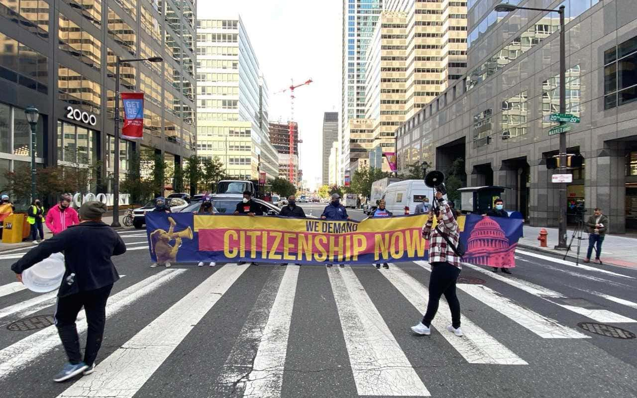 Inmigrantes exigen la ciudadanía para 11 millones de indocumentados en USA. | Foto: Twitter de Make the Road PA.