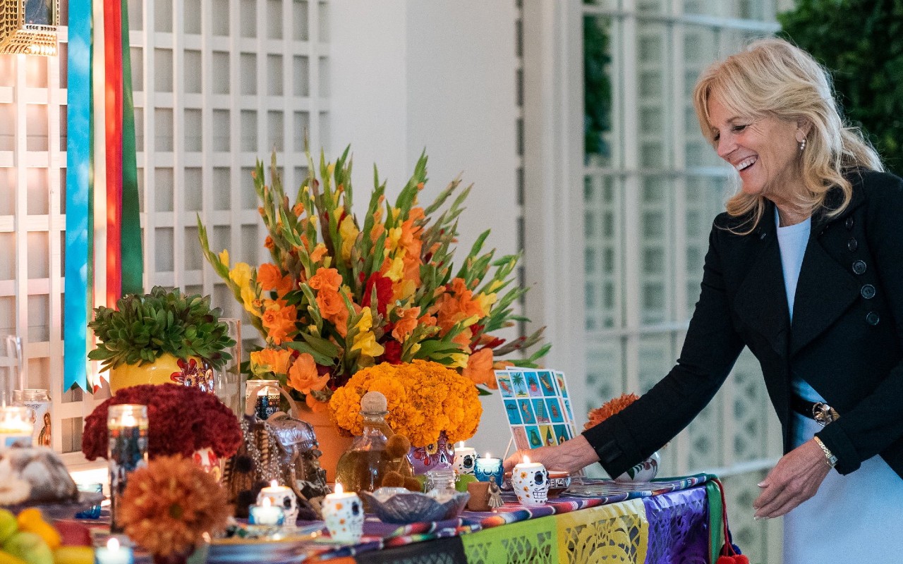 La primera dama Jill Biden compartió un par de fotos del altar de muertos ubicado en la Casa Blanca| Foto: @FLOTUS