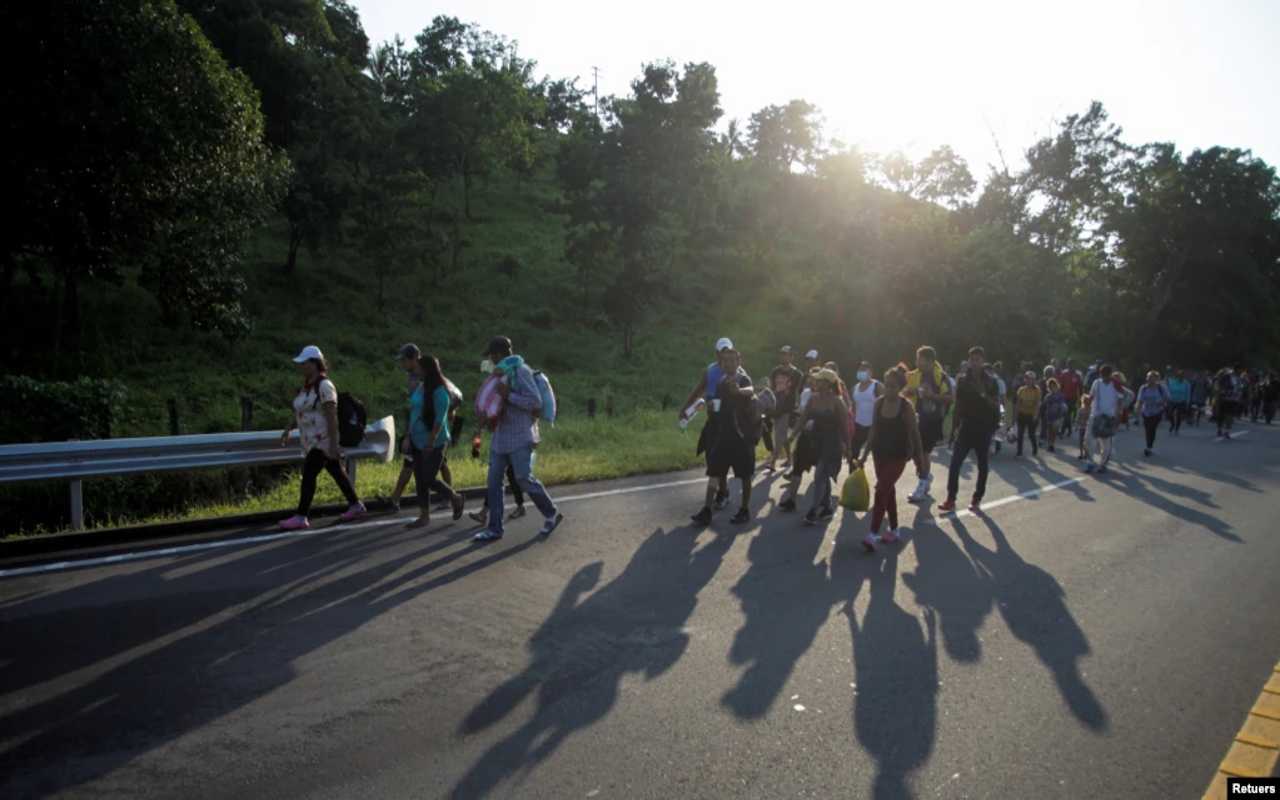 Más de 800 migrantes de la caravana regularizan su situación en México. | Foto: VOA / Reuters.