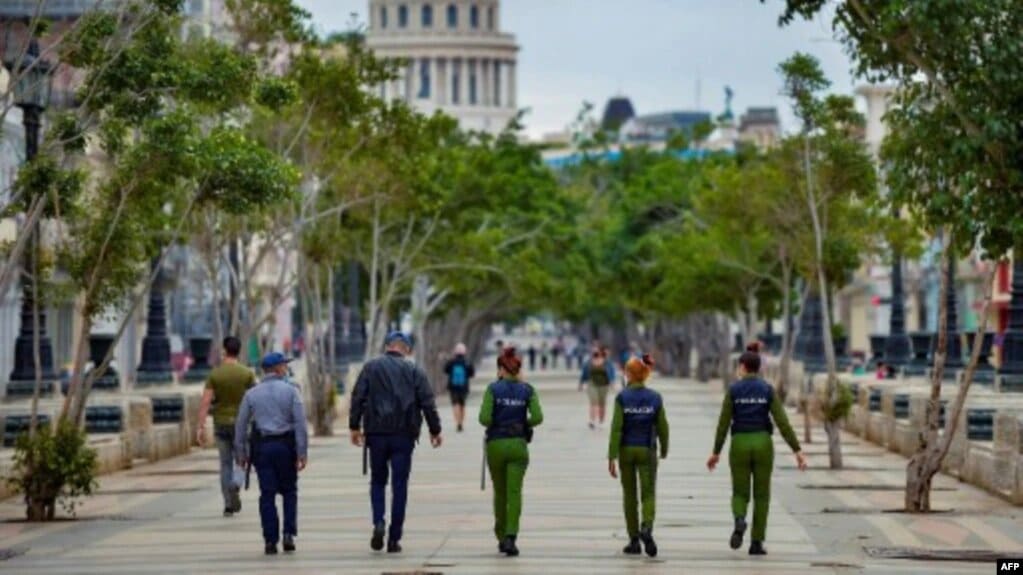 Policías cubanos caminan por La Habana el 15 de noviembre, como parte de movilizaciones de las autoridades para impedir las protestas en Cuba. | Foto: VOA/AFP.
