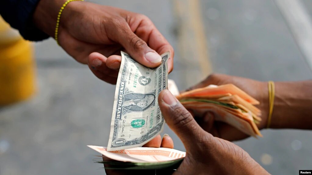 El envío de dólares en las remesas se ve afectado por la inestabilidad de la tasa de cambio. | Foto: VOA/Reuters.