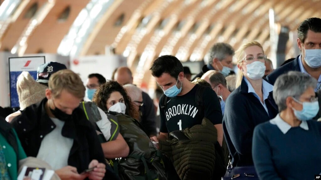Pasajeros en el aeropuerto de Charles de Gaulle, en Francia, se preparan para abordar su vuelo hacia Estados Unidos después de la apertura de la frontera este 8 de noviembre. | Foto: VOA/AP.