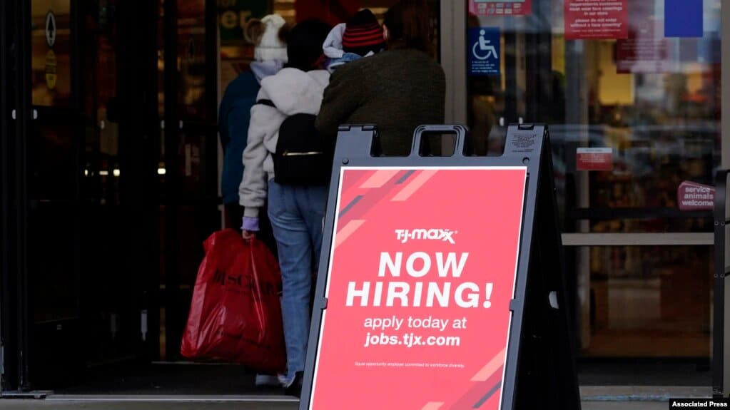 Muchos sectores experimentan escasez de trabajadores por lo que ofrecen aumentos en los salarios y otros beneficios. | Foto: VOA/AP.