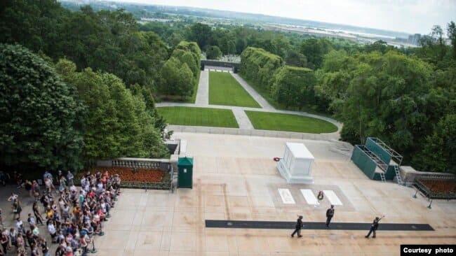 Cada año, más de 3 millones de personas visitan el Cementerio Nacional de Arlington. Muchas de ellas presentan sus respetos en la Tumba del Soldado Desconocido. | Foto: VOA.