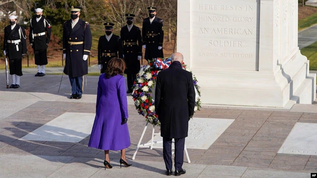 El presidente Joe Biden junto a la vicepresidenta, Kamala Harris, depositan una ofrenda frente a la Tumba del Soldado Desconocido el 21 de enero de 2021. | Foto: VOA/AP.